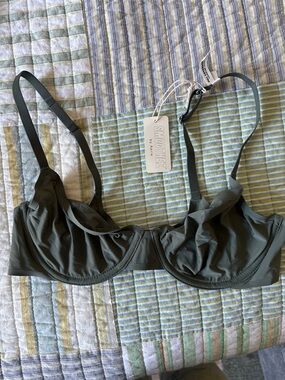 SKIMS Olive Underwire Bra with Adjustable Straps